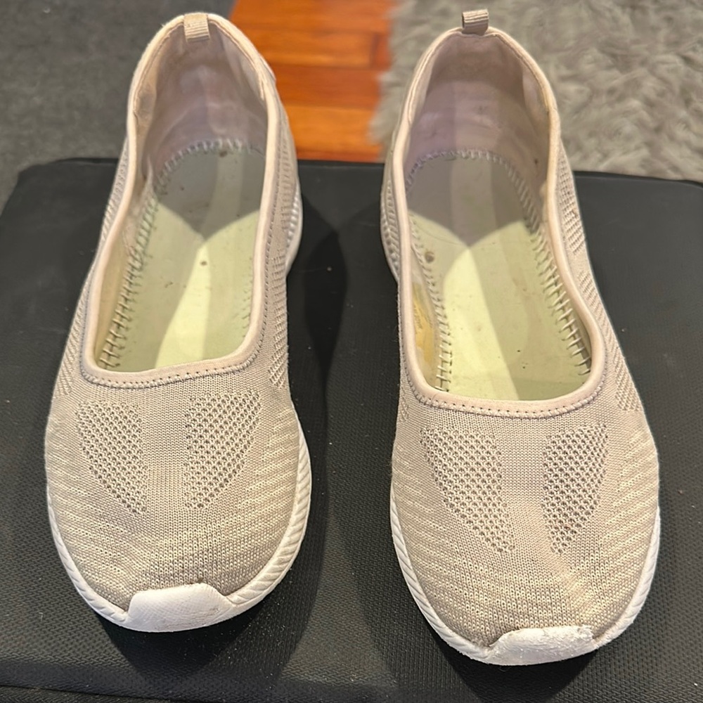 Easy Spirit Cream Flats with Breathable Mesh and Cushioned Comfort